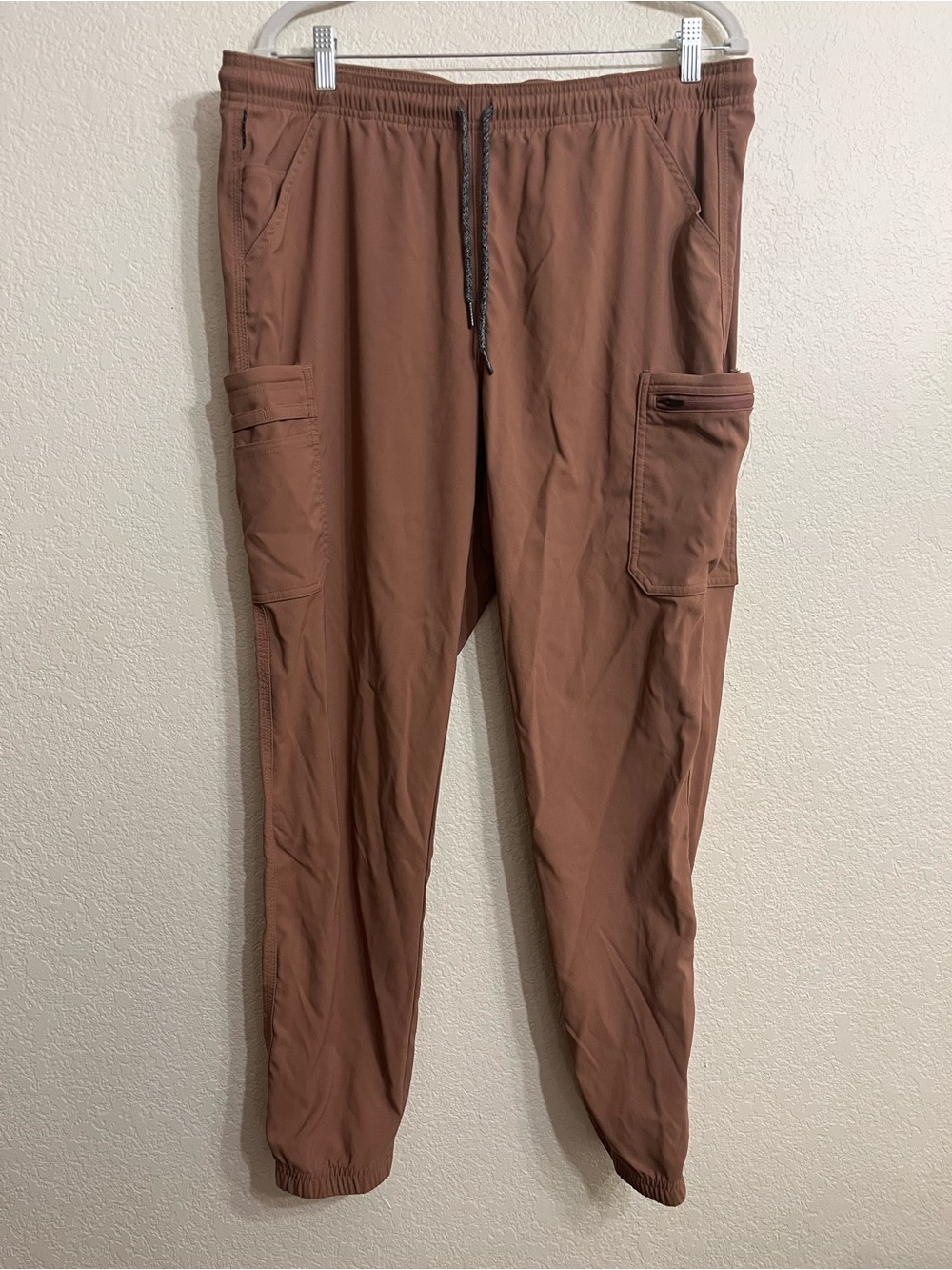 Carhartt utility/ cargo jogger style Pants in Rust Brown